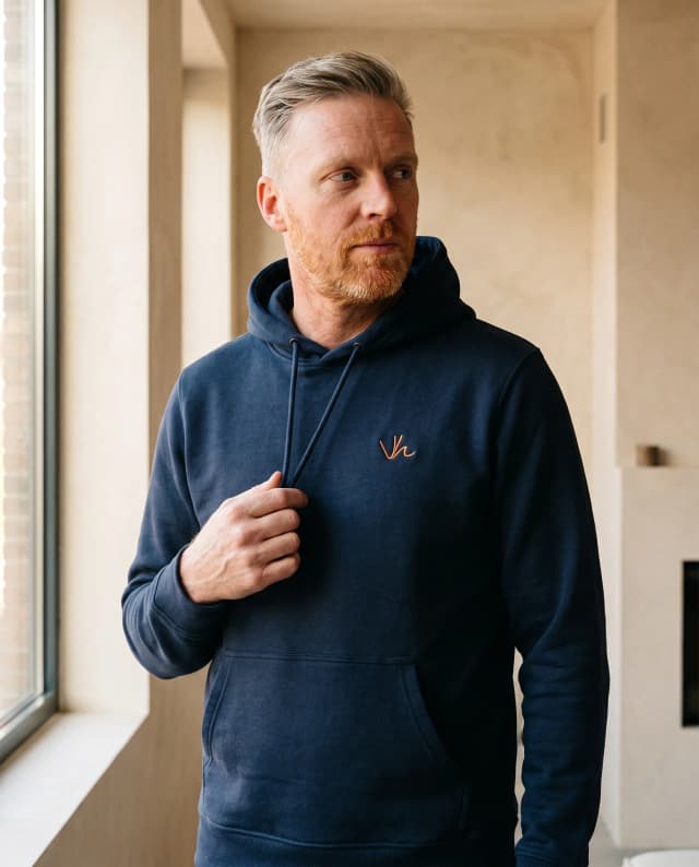 De Organic Cotton Hoodie in navy, gedragen.